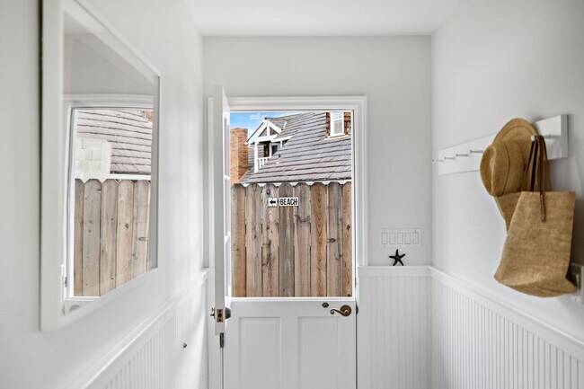 Building Photo - 806 S Ola Vista