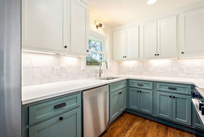 Building Photo - 720 Harper Ave