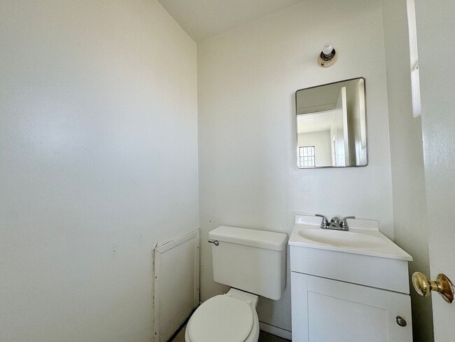 Building Photo - Northeast El Paso 3 Bed Refrig A/C