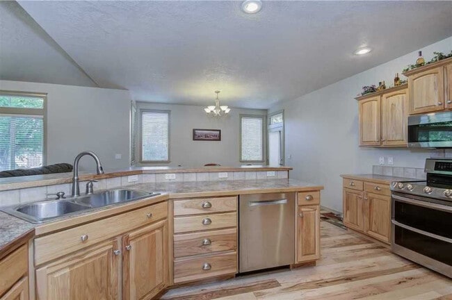 Building Photo - Impressive Home w/ 6 Bedrooms, Full Finish...