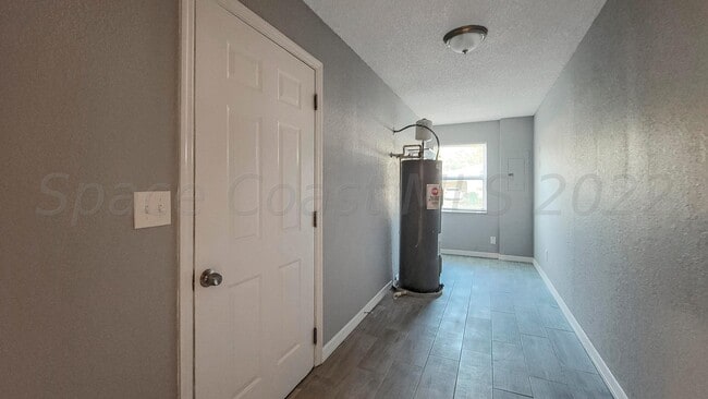 Building Photo - 318 Sun Dial Ct