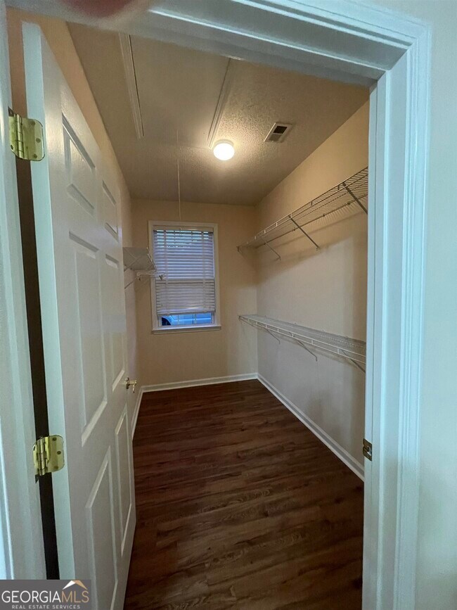 Building Photo - 124 Cottesford Dr SW