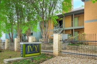 Building Photo - 3204 Menchaca Rd