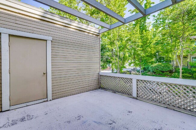 Building Photo - Large, Bright Sunnyvale Townhome near Border of Mountain View