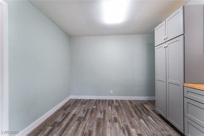 Building Photo - 2112 S Van Patten Pl