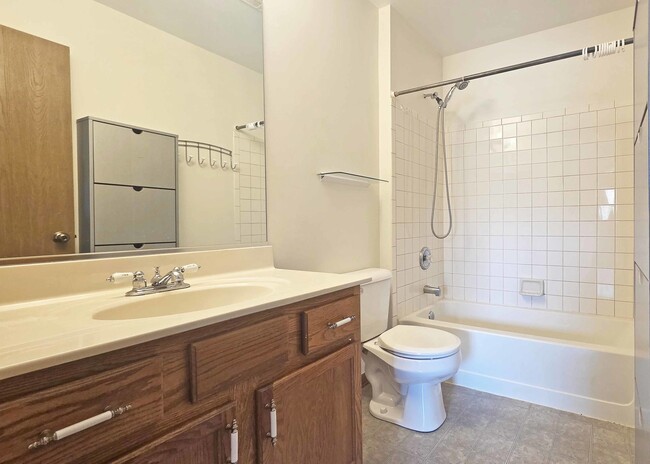 Building Photo - 614 E Whispering Oaks Ct