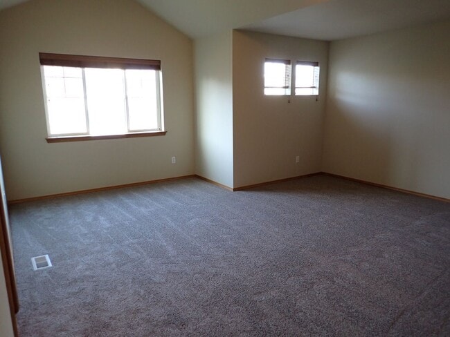 Building Photo - Beautiful 5 Bedroom Puyallup Home