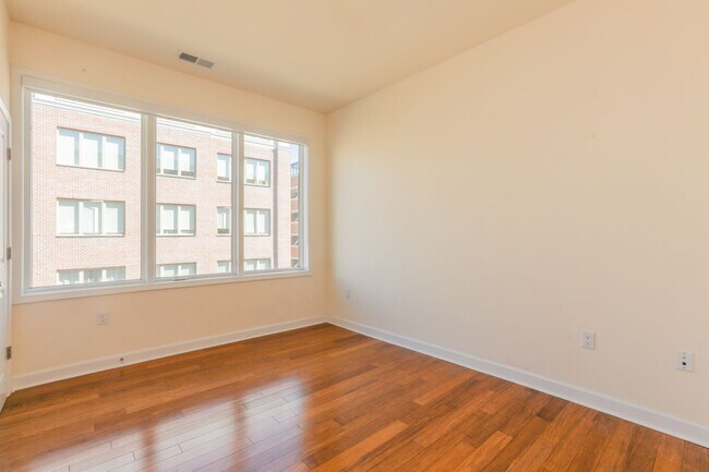 Building Photo - 2/Bedroom 2/ Full Bath - A+ Waterfront Location Near Ferry