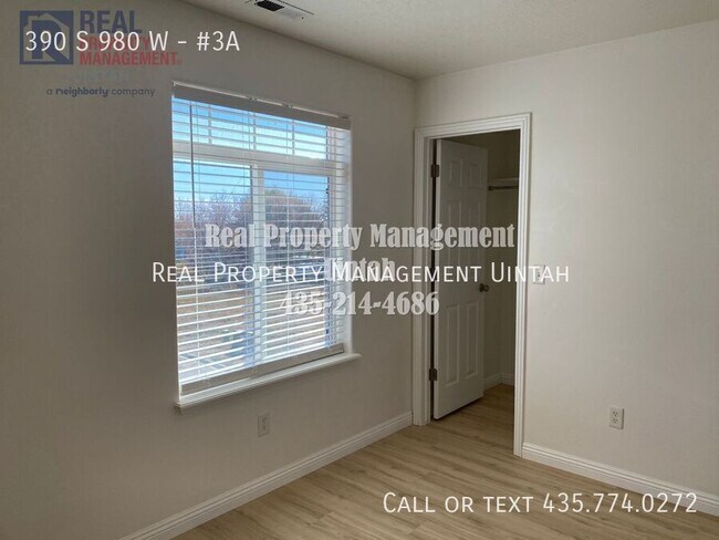 Building Photo - 390 980