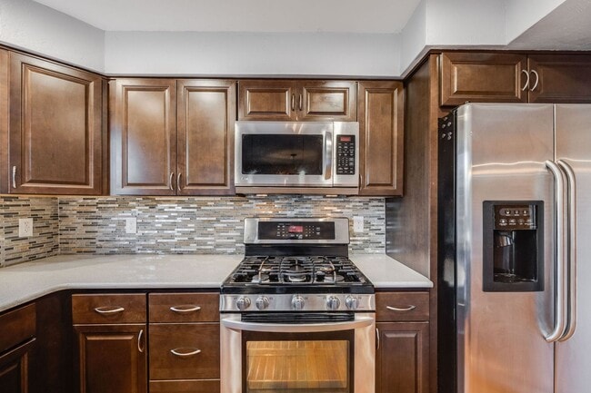 Building Photo - Updated 2BD Townhome | Private Patio | Community Amen