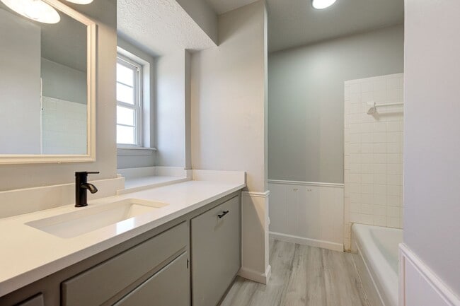 Building Photo - RECENTLY REMODELED!! 1 Bed 1 Bath 1 Mile West of OU Campus