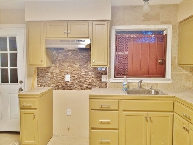 Building Photo - 12116 Hoblitzelle Dr