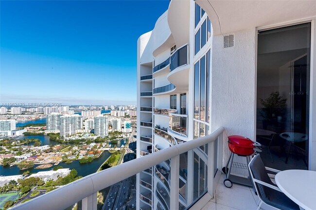 Building Photo - 15901 Collins Ave