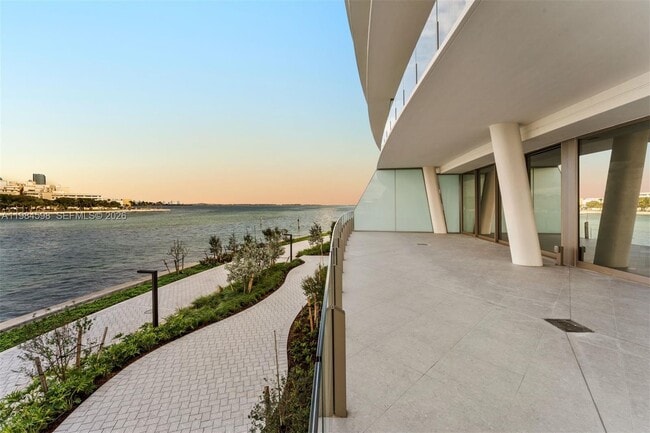 Building Photo - 5 Grove Isle Dr