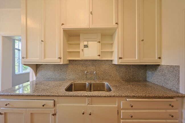 Building Photo - 1314 Hayworth Ave