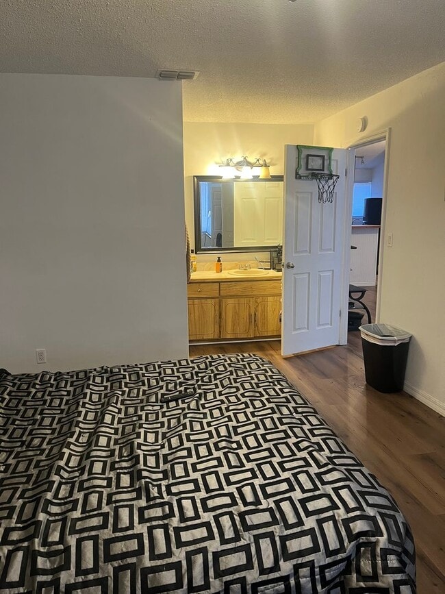 Building Photo - 2bed/2bath Townhome in Quiet Neighborhood