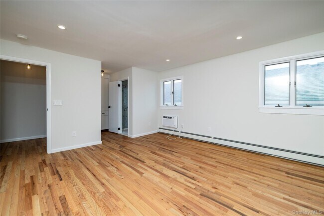 Building Photo - 580 E Pine St
