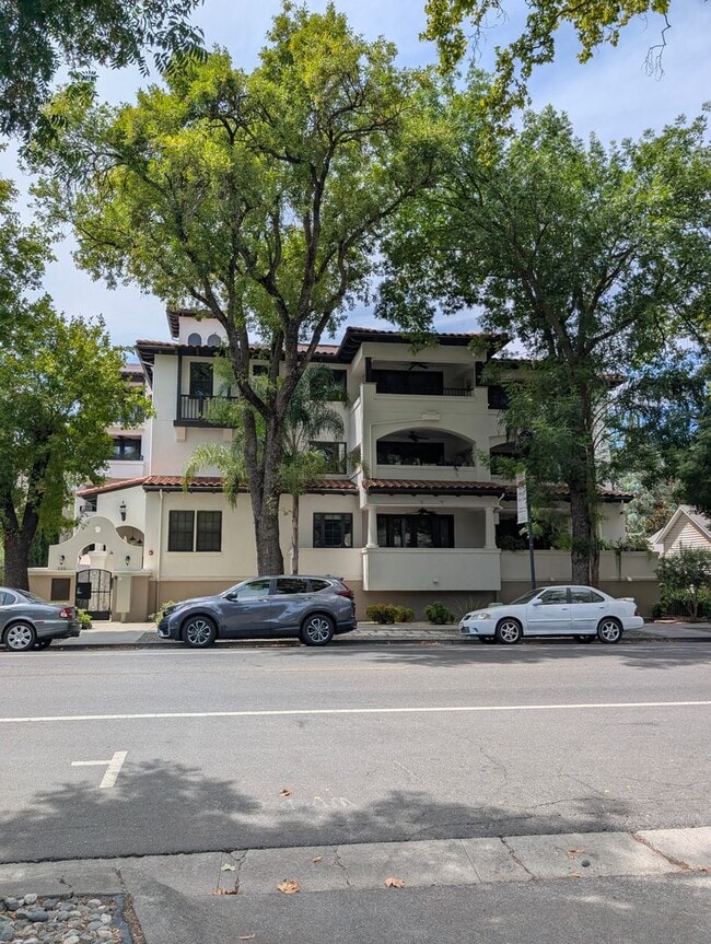 Building Photo - 225 B St
