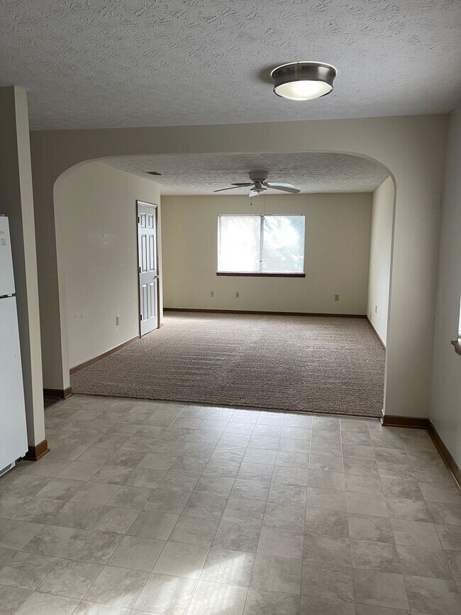 Building Photo - 2 bed 1 bath duplex on Barber St.