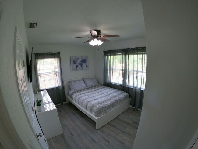 Building Photo - Beautiful 3/2 Home in North St. Pete