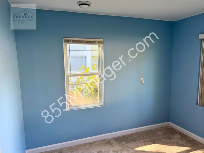 Building Photo - Updated 4-Bedroom with Primary Suite & Fen...