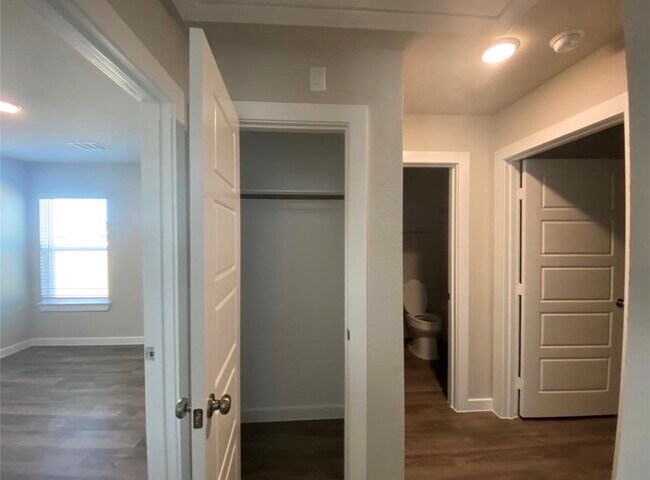 Building Photo - 3119 Spanish Oak Ln