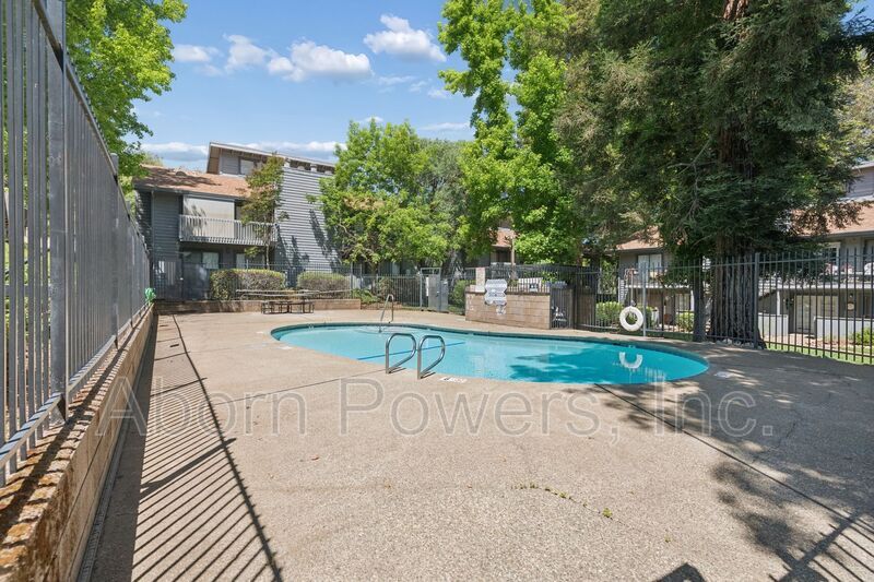 Building Photo - 3180 Country Club Dr