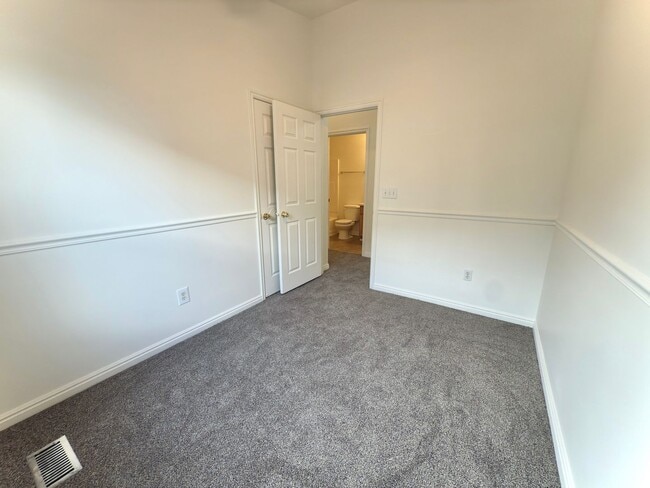 Building Photo - 4 Bedroom Clearfield Town Home Available i...