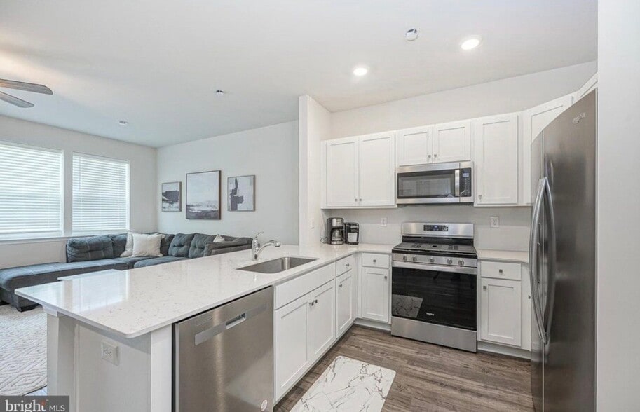 Building Photo - 321 Mazzeo Dr