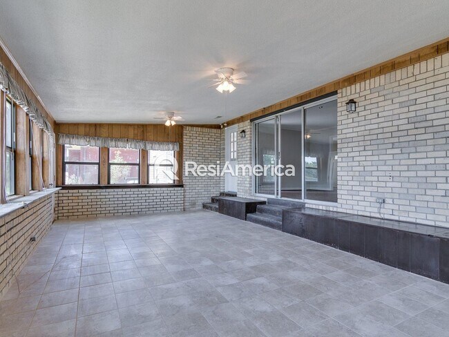 Building Photo - 3BR/2B Renovated Lake House Available For ...