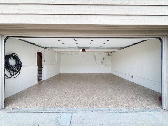 Building Photo - Beautifully Renovated 3BD/2.5BA House in L...