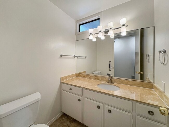 Building Photo - Spacious 2B/2.5BA Townhome w/ Stunning Vie...