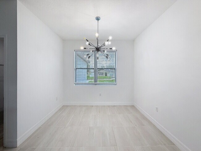 Building Photo - Welcome home to this gorgeous 4-bedroom, 2-bath home!