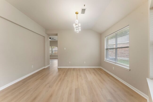 Building Photo - 99 E Foxbriar Forest Cir