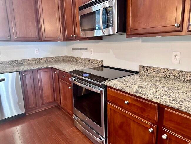 Building Photo - 634 Plantation Oaks Dr