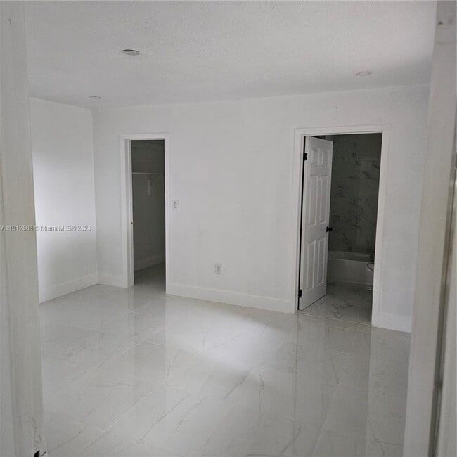 Building Photo - 14710 NE 5th Ct