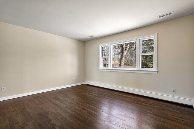 Building Photo - Spacious 3 Bed 2 Bath Rancher Available NOW