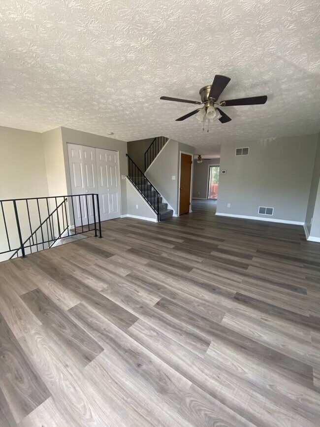 Building Photo - Spacious 5 Bedroom, 2 Bath Townhome – Edge...