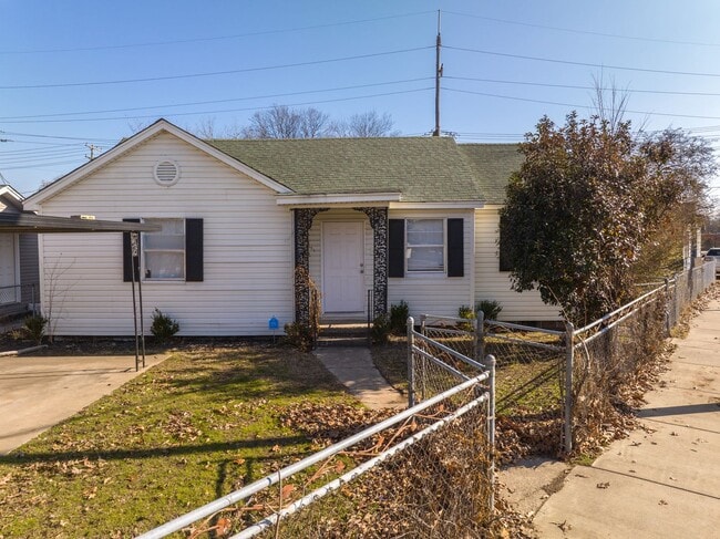 Building Photo - Freshly Updated House