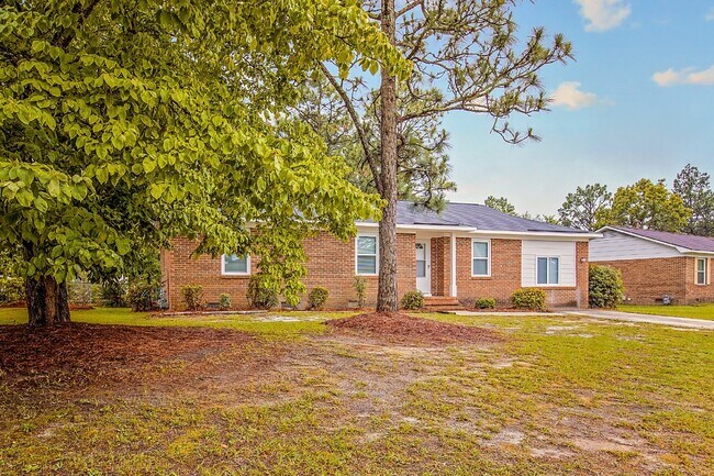 Building Photo - Ranch Style 3 bedroom 2 bathroom NEST Close to Fort Liberty!