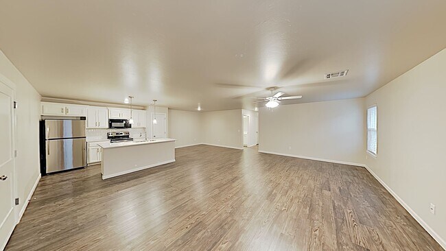 Building Photo - Beautiful 3 Bedroom 2 Bathroom Duplex Next...