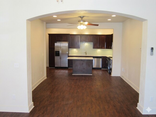 Building Photo - Luxury College Rental - South Side Flats