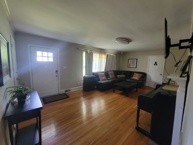 Building Photo - 2404 Edison St