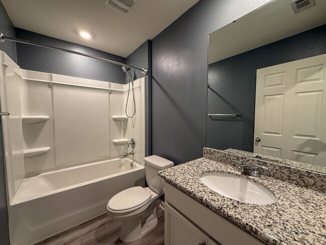 Building Photo - Beautiful 3 bedroom 2 bath brick craftsman home available for rent! POWER INCLUDED!