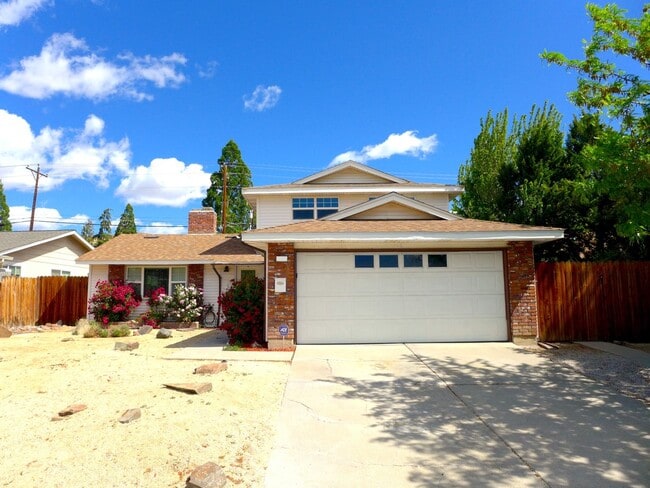 Building Photo - One Bedroom, One and a Half Bath Home in S...