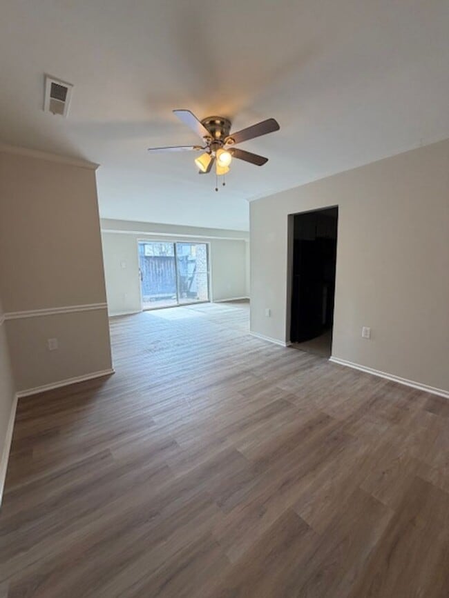 Building Photo - SPACIOUS 2 BEDROOM 2 BATH CONDO IN CENTER CT