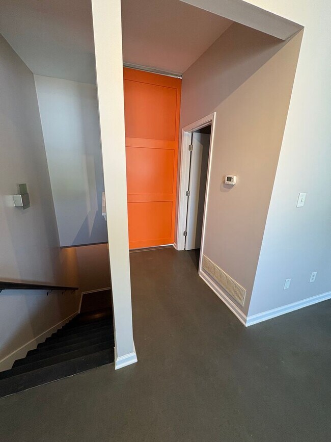 Building Photo - Beautiful 1 bedroom Modern Townhome