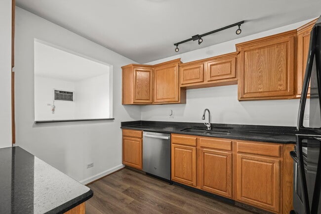 Building Photo - 1348 Geneva Dr