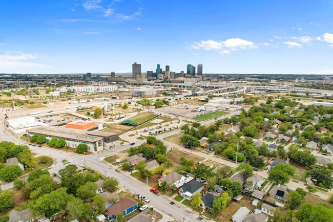 Building Photo - 921 E Hattie St