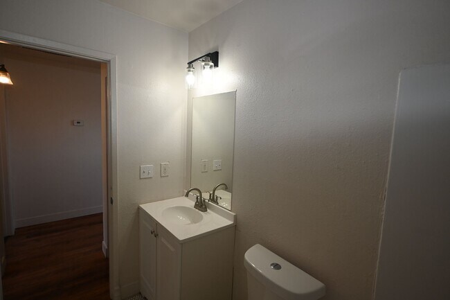 Building Photo - 2 Bedroom Apartment -Las Vegas -NO PETS -1...